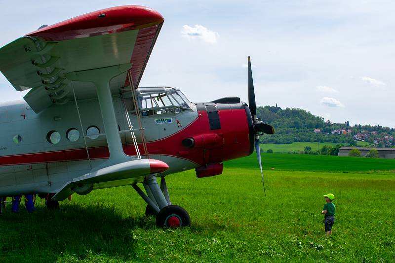 Jednodenní festival Rockový hangár spojil hudbu, street food, techniku a adrenalin. Bzučení letadel nad Jičínem lákalo návštěvníky na dálku a podle pořadatelů má kulturní akce na jičínském letišti našplápnuto k vytvoření každoroční tradice.