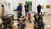 Z vernisáže výstavy o motocyklových závodech v hořickém muzeu.