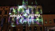 Hořice oslavily výročí revoluce koncertem a také videomappingem na budově radnice.