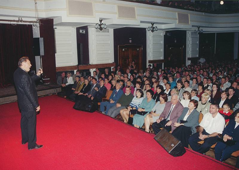 Koncert Mistra v jičínském Masarykově divadle v roce 2002 zachytil svým objektivem Jiří Ullrich.