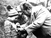 Spisovatel Václav Čtvrtek, otec Rumcajse, Manky a Cipíska, při autogramiádě na startu jednoho z Mikulášských běhů v Bradech u Jičína.