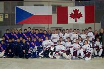 Společná fotografie jičínských a kanadských hokejistů pod hrází rybníka Kníže po utkání v roce 2008.
