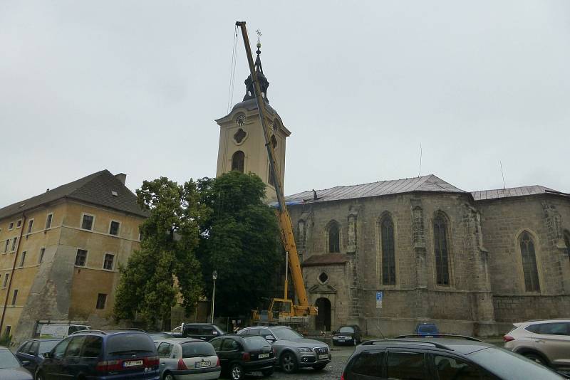 Stěhování trámů na pozednici kostela sv. Ignáce v Jičíně.