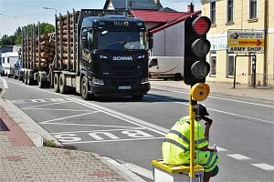 Čtyřicet metrů dlouhý úsek státovky I/35 uprostřed Ostroměři je od července rozkopaný. Dopravu v úseku řídí semafor a pracovníci stavby, je nutné počítat se zdržením, v dopravní špičce se v místě tvoří kolony kamionů.