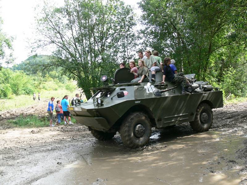 Sraz armádních vozidel pod Zebínem.