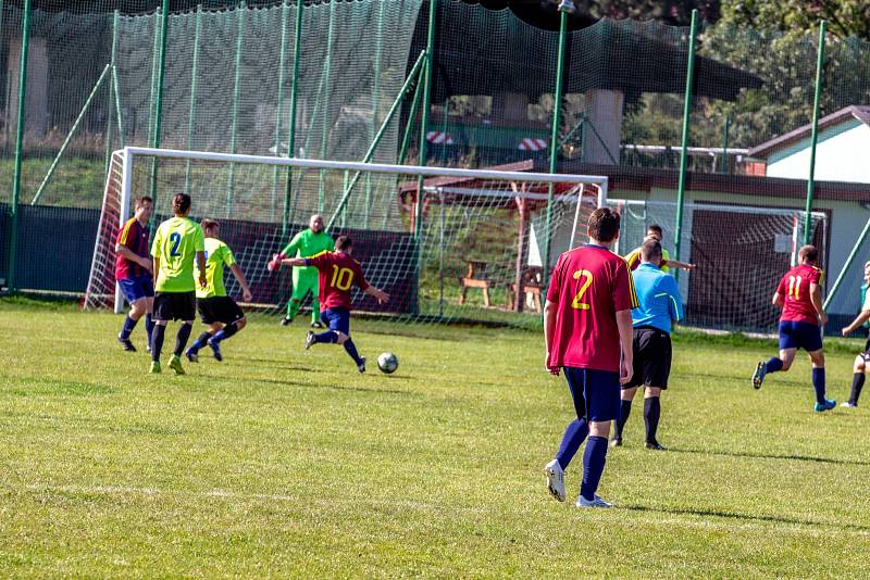 Žlunice (červenomodré dresy) - Robousy 2:1 (1:0).