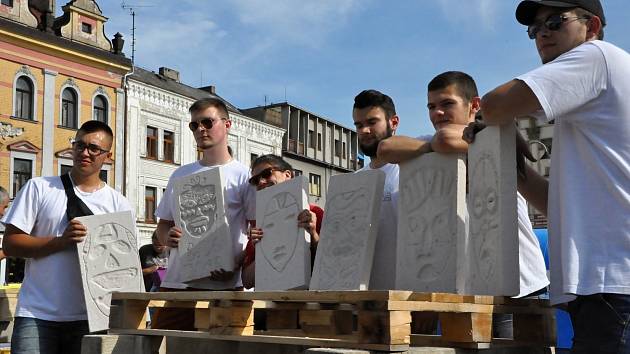 Workshopy a zábava pro děti pod dozorem studentů výtvarných škol.