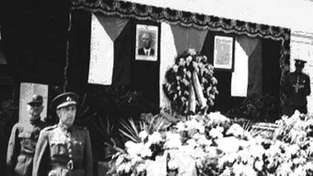 Pohřeb vrch. strážm. Josefa Lžičaře, Františka Šulce a Antonína Skály v Jeřicích v květnu roku 1945. 