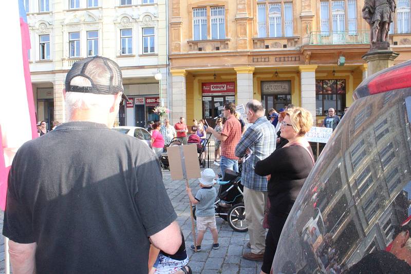 Více než stovka lidí přišla protestovat na Masarykovo náměstí v Nové Pace proti premiérovi Andreji Babišovi.