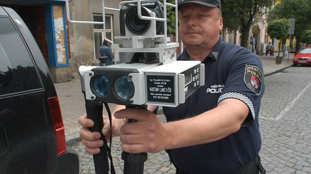 Strážník městské policie Roman Král při práci s radarem na hořickém náměstí.