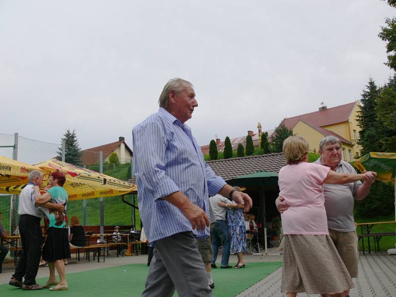 Z koncertu Podkrkonošské dechovky na Samšině.