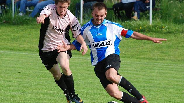 Sousedské fotbalistů Železnice a Libuně skončilo remízou 3:3 a tím i dělbou bodů. Na snímku je zachycen libuňský útočník Zdeněk Přikryl (vpravo) a bránící hráč domácích Matěj Kahún. 