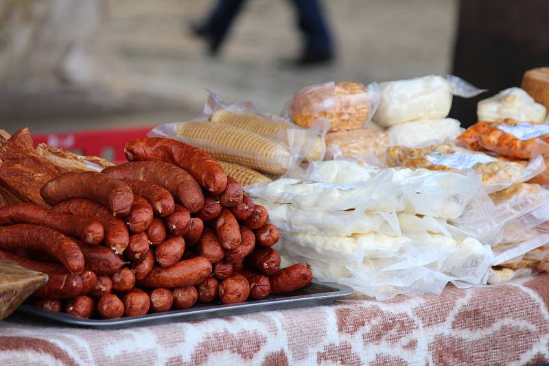 Vánoční zakázali, ale ty tradiční farmářské se konat mohou. V Jičíně nadále pokračují trhy každou středu, pátek a sobotu. Sortiment může být jakýkoliv. I adventní..