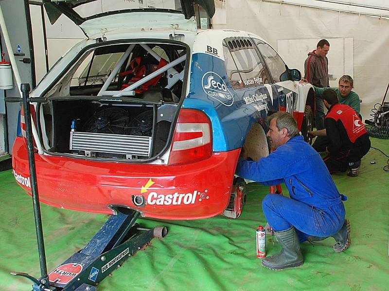 CHYBĚT NEBUDE ANI FEJFAR. Tým mechaniků má stále co dělat. Jarda Kozák při kontrole zavěšení zadního kola po  měřeném tréninku v květnu, kde Fejfar bezkonkurenčně zvítězil.  