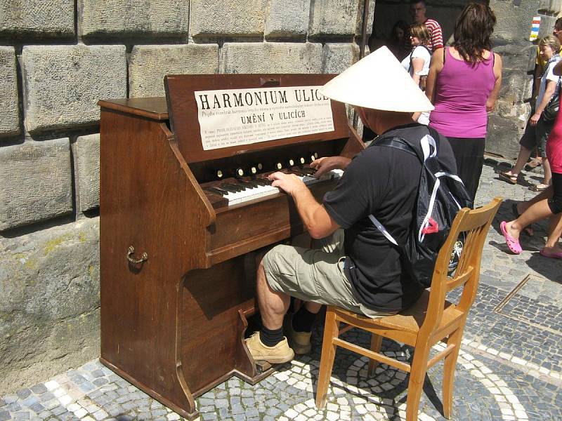 Harmonium v centru Jičína.