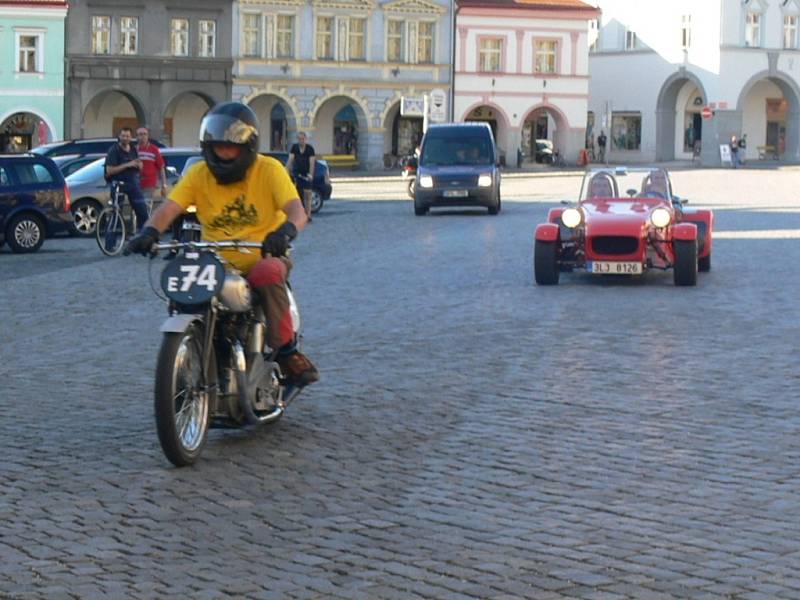 Spanilá jízda motorkářů na Valdštejnově náměstí.