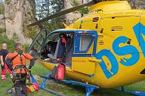 Třicetiletý muž utrpěl velmi vážná zranění, vrtulník jej odnesl do hradeckého traumacentra.