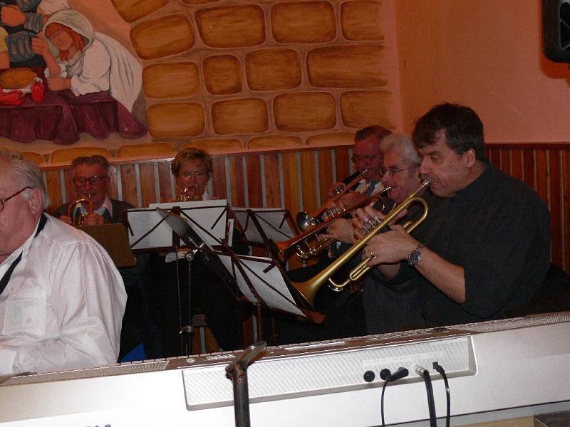 Vánoční koncert regionální dechové kapely Jaroslava Kužela v samšinské restauraci.