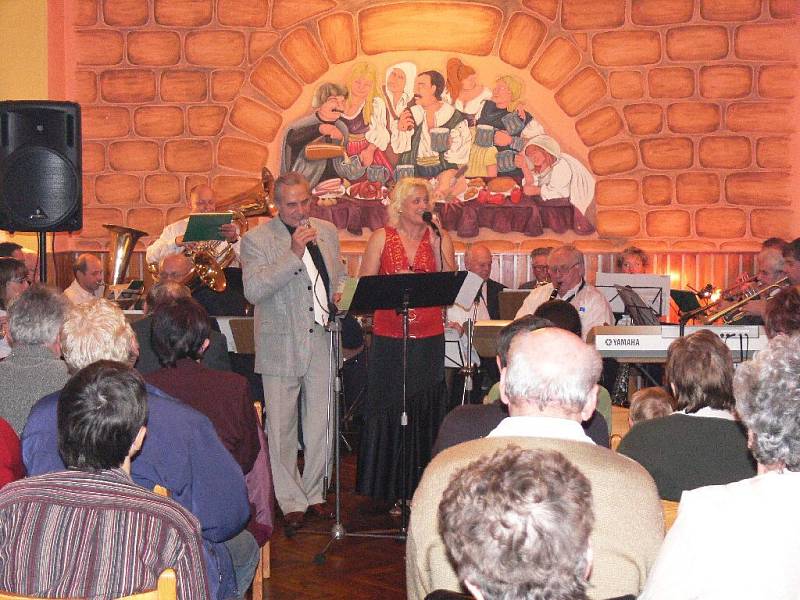 Vánoční koncert regionální dechové kapely Jaroslava Kužela v samšinské restauraci.