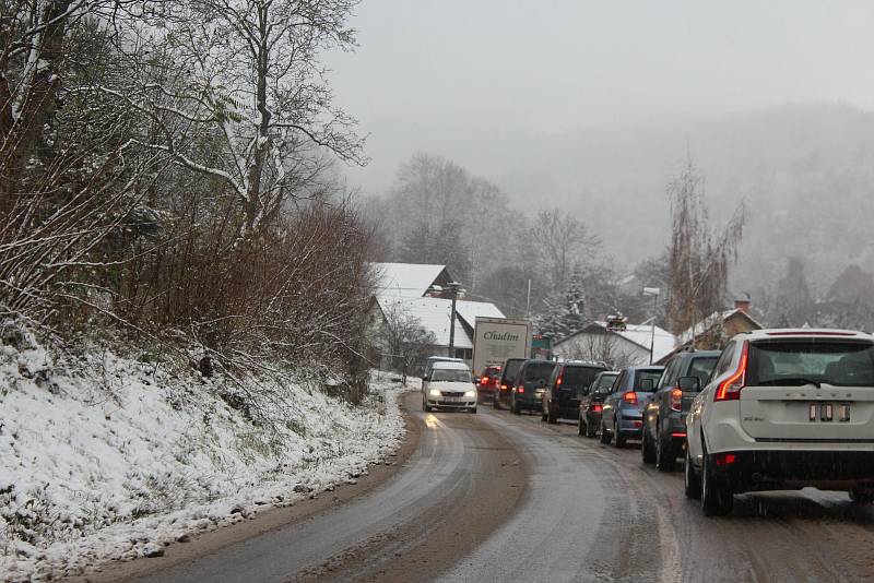 V Bradlecké Lhotě v důsledku kalamity zablokovaly jeden jízdní pruh odstavená nákladní auta a autobusy.