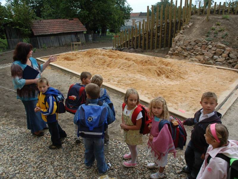 Velišská Základní školy Bodláka a Pampelišky 1. září 2007.