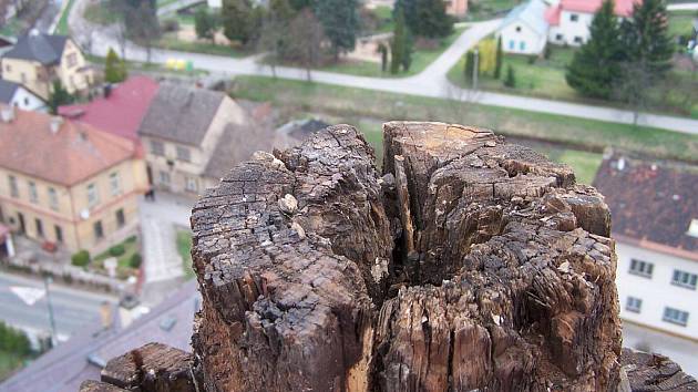 Místo pro osazení kříže na bělohradském kostele.