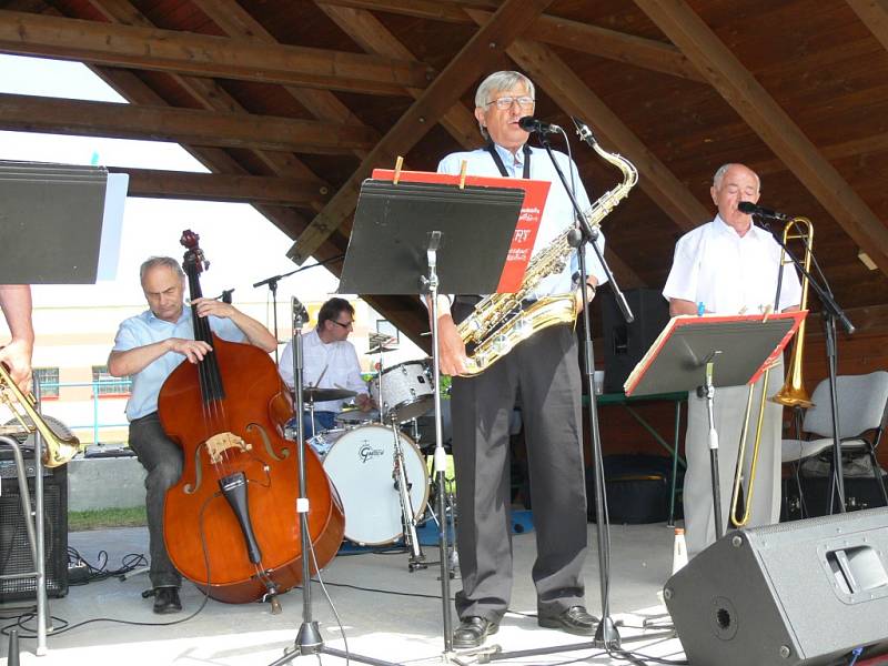 Ze setkání dechových hudeb v Bystřici: Evergreen Dixieland Band.