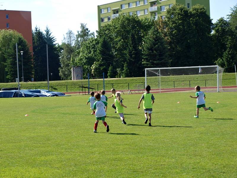 Fotbalový turnaj mateřských škol na jičínském stadionu.