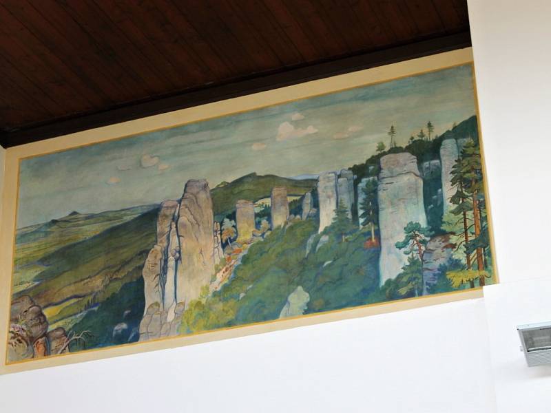 V budově jičínského nádraží byly zrestaurovány obrazy Jindřicha Procházky.