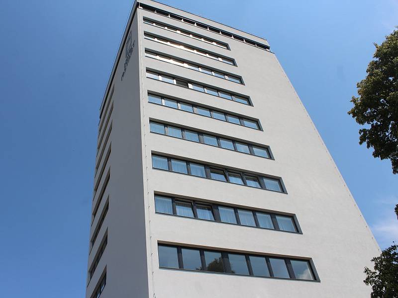 Jedenáctiposchoďová budova hotelu reStart v Jičíně.