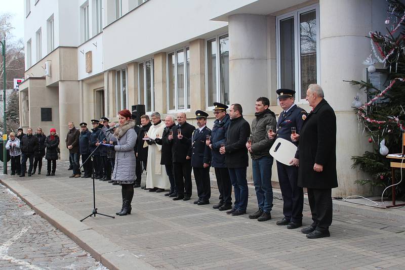 Novopačtí dobrovolní hasiči převzali nový vůz za více než šest milionů korun.