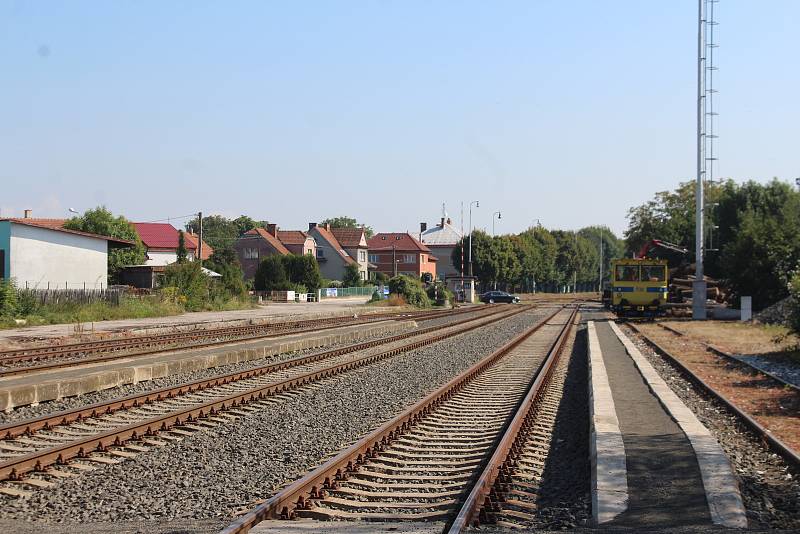 Vlaky mezi Nymburkem a Jičínem čekají na stanici Kopidlno desítky minut. Dopravu urychlí nová výhybna.