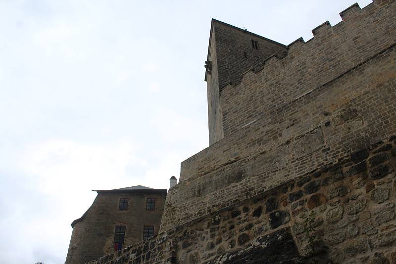 Nově zrevitalizovaný hrad otevřel své brány davům turistů, pro které byl připravený kulturní program, prohlídky, mučírna i nově zpřístupněné přízemí s plastikou hradu, portréty majitelů a vizualizacemi původní podoby Kosti.