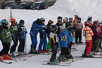 Novopačtí školáci při lyžařském výcviku.
