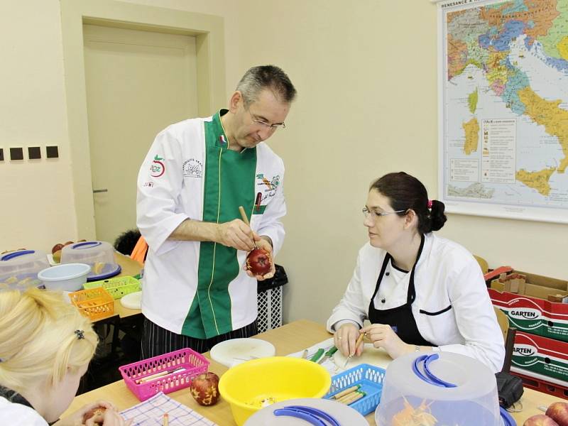 Ozdobné vyřezávání v novopacké Střední škole gastronomie a služeb.