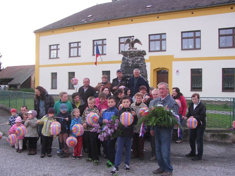 V Ostružně uspořádali již podruhé lampionový průvod.