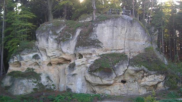 Pískovcová skála se zbytky hradu Pařez.