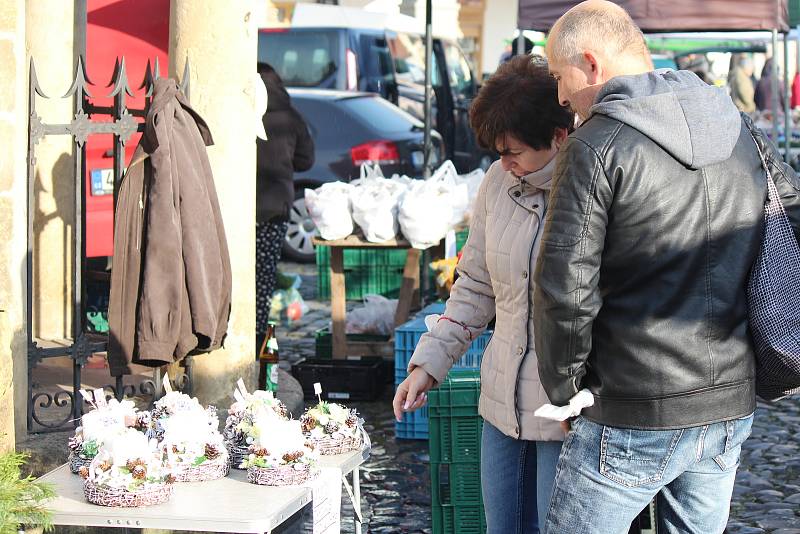 Vánoční zakázali, ale ty tradiční farmářské se konat mohou. V Jičíně nadále pokračují trhy každou středu, pátek a sobotu. Sortiment může být jakýkoliv. I adventní..