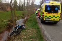 Mladý motorkář narazil na strom