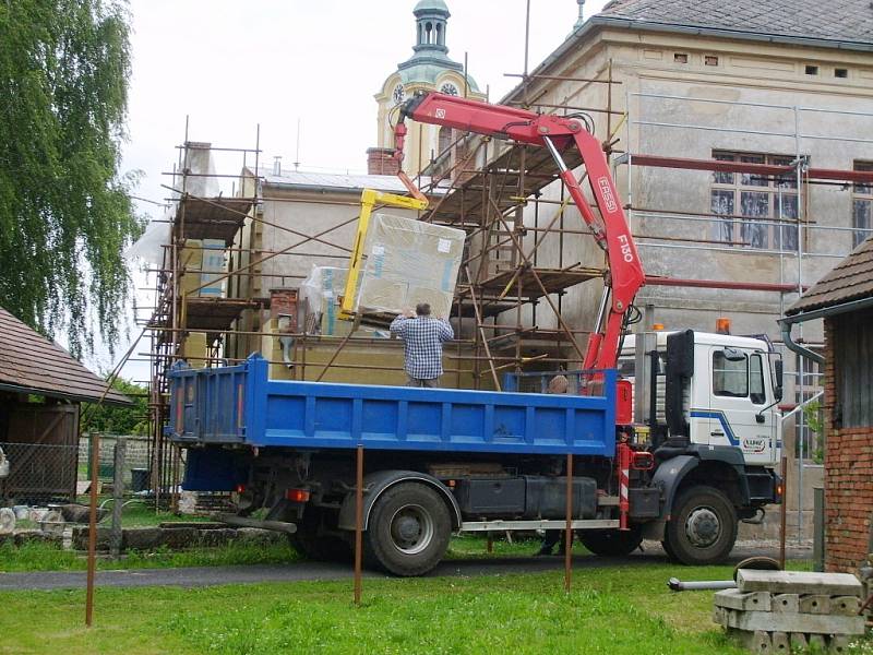 Práce na rekonstrukci ostruženské budovy úřadu a školky.