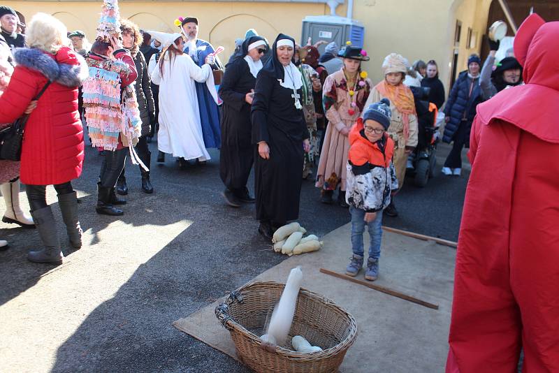 Po covidové pauze se Hořicemi opět prohnal veselý masopustní rej. Nechyběl dobrý truňk, zabijačkové hody, tanec a živá hudba.