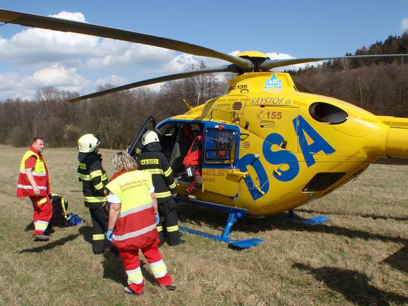 Hasiči museli tři osoby vyprostit, celkem byly zraněny čtyři osoby. Pro jednu přiletěl i vrtulník letecké záchranné služby.