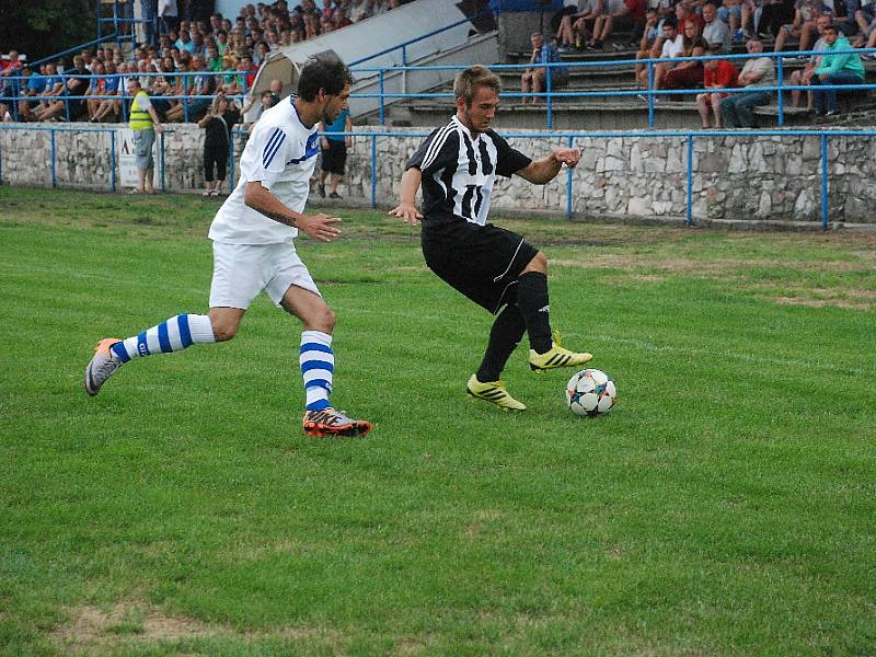 Fotbalisté Hořic v nové sezoně poprvé prohráli. Na snímku u míče hořický Dominik Pour bráněný soboteckým Petrem Topičem.  