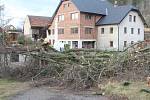 Pamětní třistaletá lípa v Jivanech u Libuně podlehla náporu silného větru. Majitel nemovitosti vyvázl o vlásek, strom pohřbil jeho auto, ve kterém přijel z nákupu. Majitelé léta poukazovali na špatný stav stromu, do jehož koruny ale nemohli zasahovat.