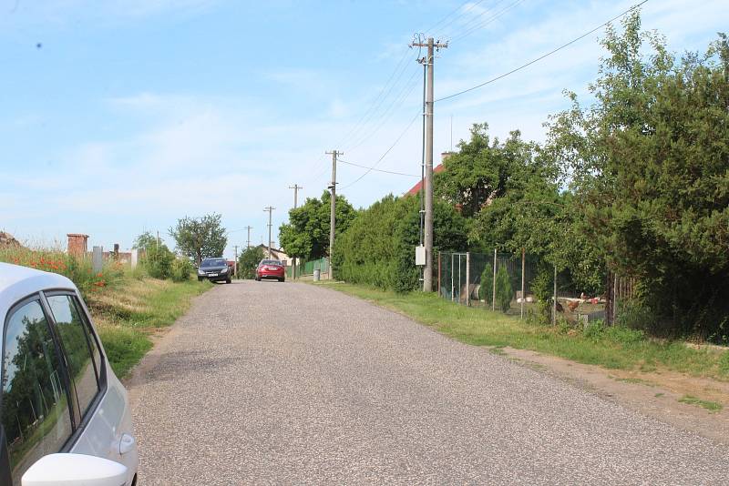 V obci Nemyčeves na Jičínsku se v pondělí navečer střílelo. Střelec při útěku obrátil zbraň proti zasahujícím policistům, kteří ho postřelili. Jinak nebyl nikdo zraněn, muž střílel na svém dvorku.