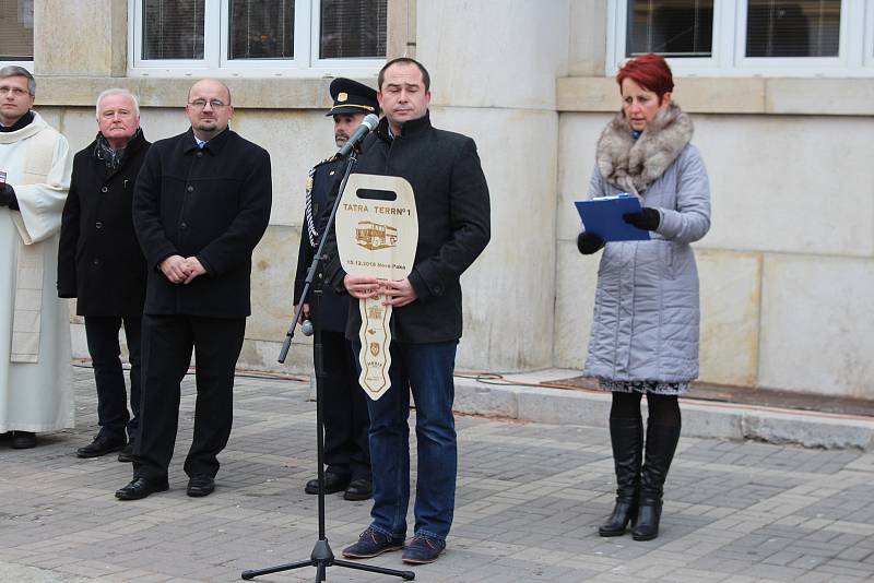 Novopačtí dobrovolní hasiči převzali nový vůz za více než šest milionů korun.