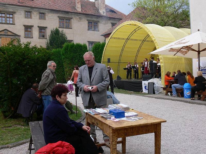 Ze 6. setkání dechových hudeb ve Starých Hradech.