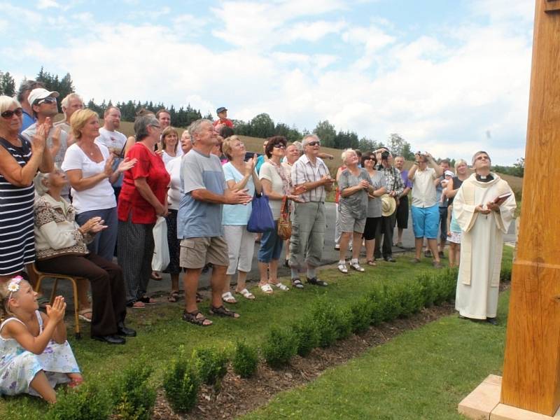 Slavnostní svěcení nové valdovské zvoničky.