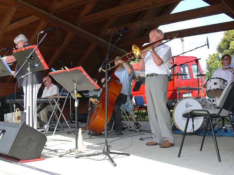 Ze setkání dechových hudeb v Bystřici: Evergreen Dixieland Band.