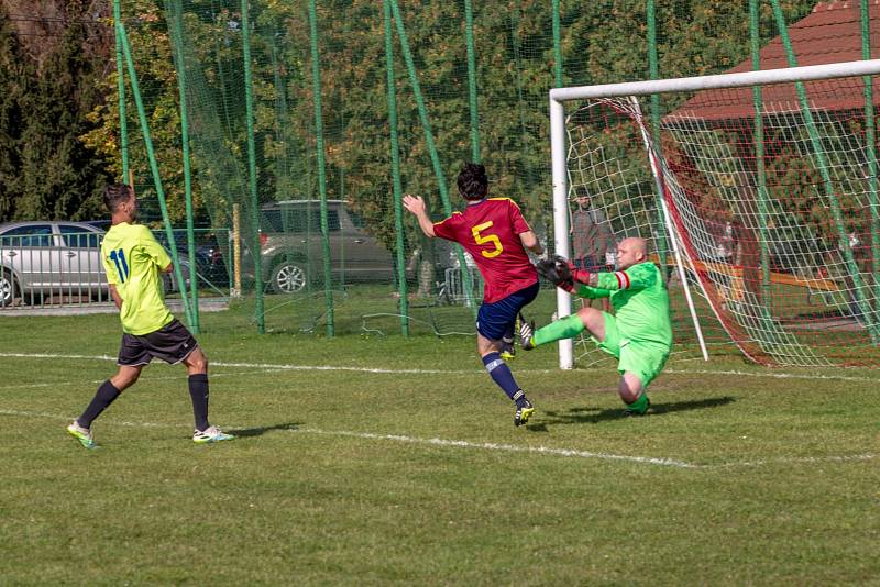 Žlunice (červenomodré dresy) - Robousy 2:1 (1:0).